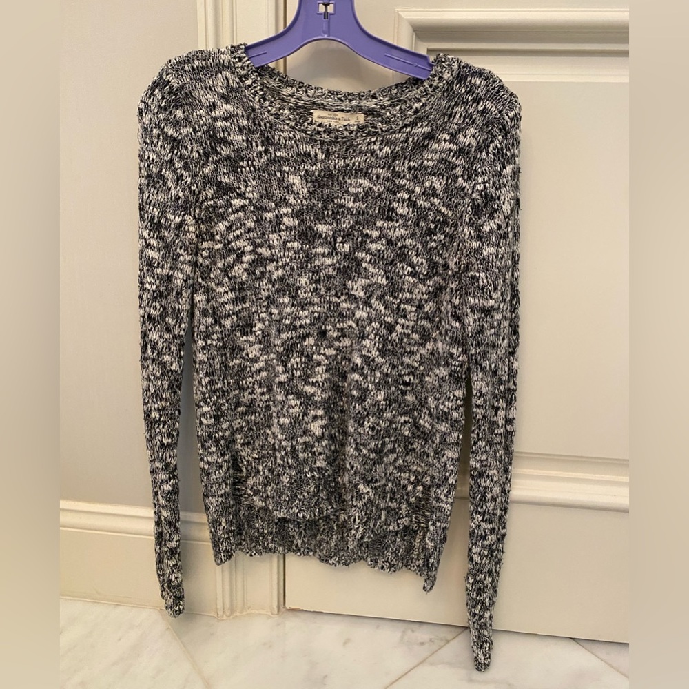 Abercrombie & Fitch black and white knitted sweater